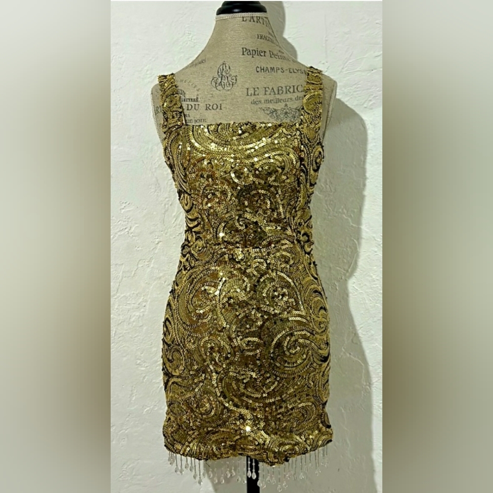 Gold. Size M.